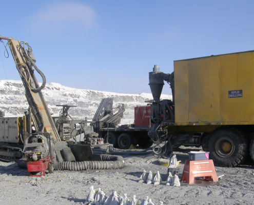 Aktiv prospekteringsborrning i norra Ontario under vintern. Borrning pågår även vid temperaturer runt −40 °C. I bilden syns en värmekanon som dras till operatörsplats och dieselmotor.