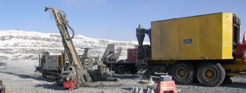 Aktiv prospekteringsborrning i norra Ontario under vintern. Borrning pågår även vid temperaturer runt −40 °C. I bilden syns en värmekanon som dras till operatörsplats och dieselmotor.